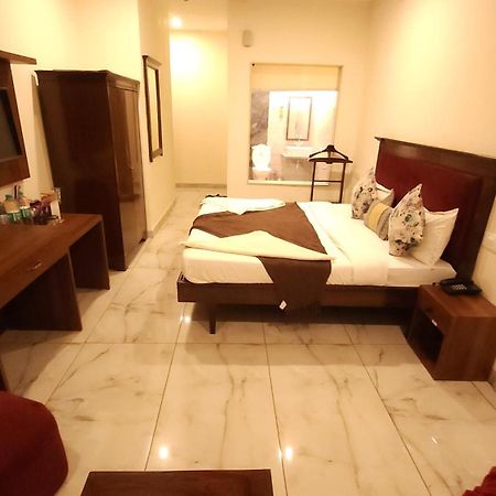 Hotel Vrs Inns Chandīgarh エクステリア 写真
