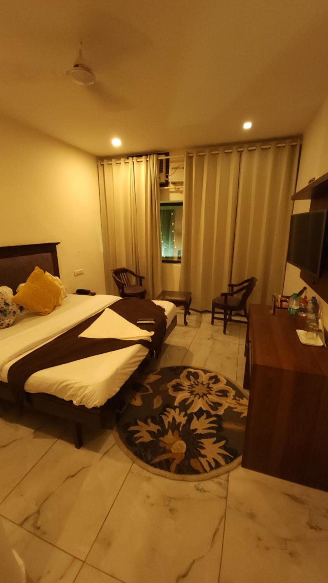 Hotel Vrs Inns Chandīgarh エクステリア 写真