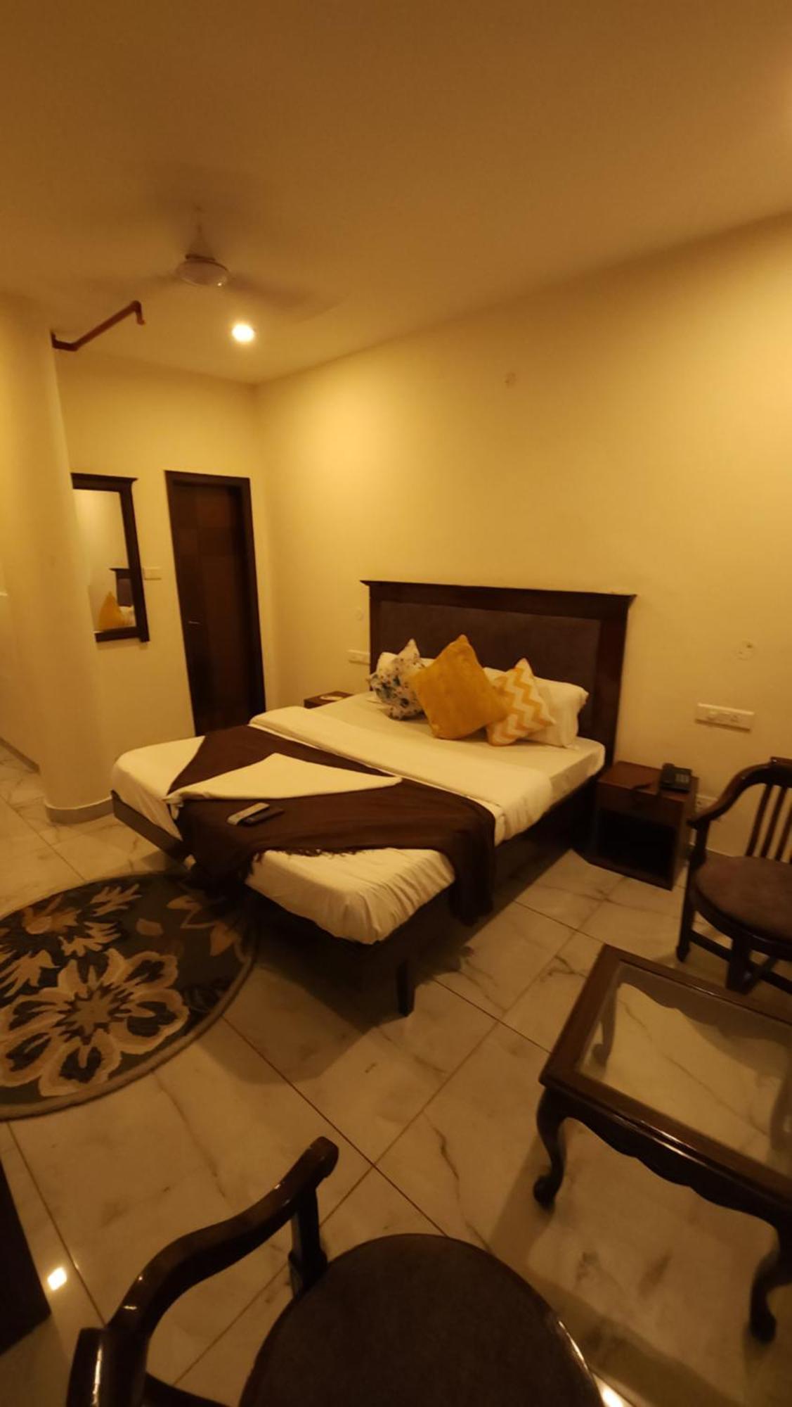 Hotel Vrs Inns Chandīgarh エクステリア 写真