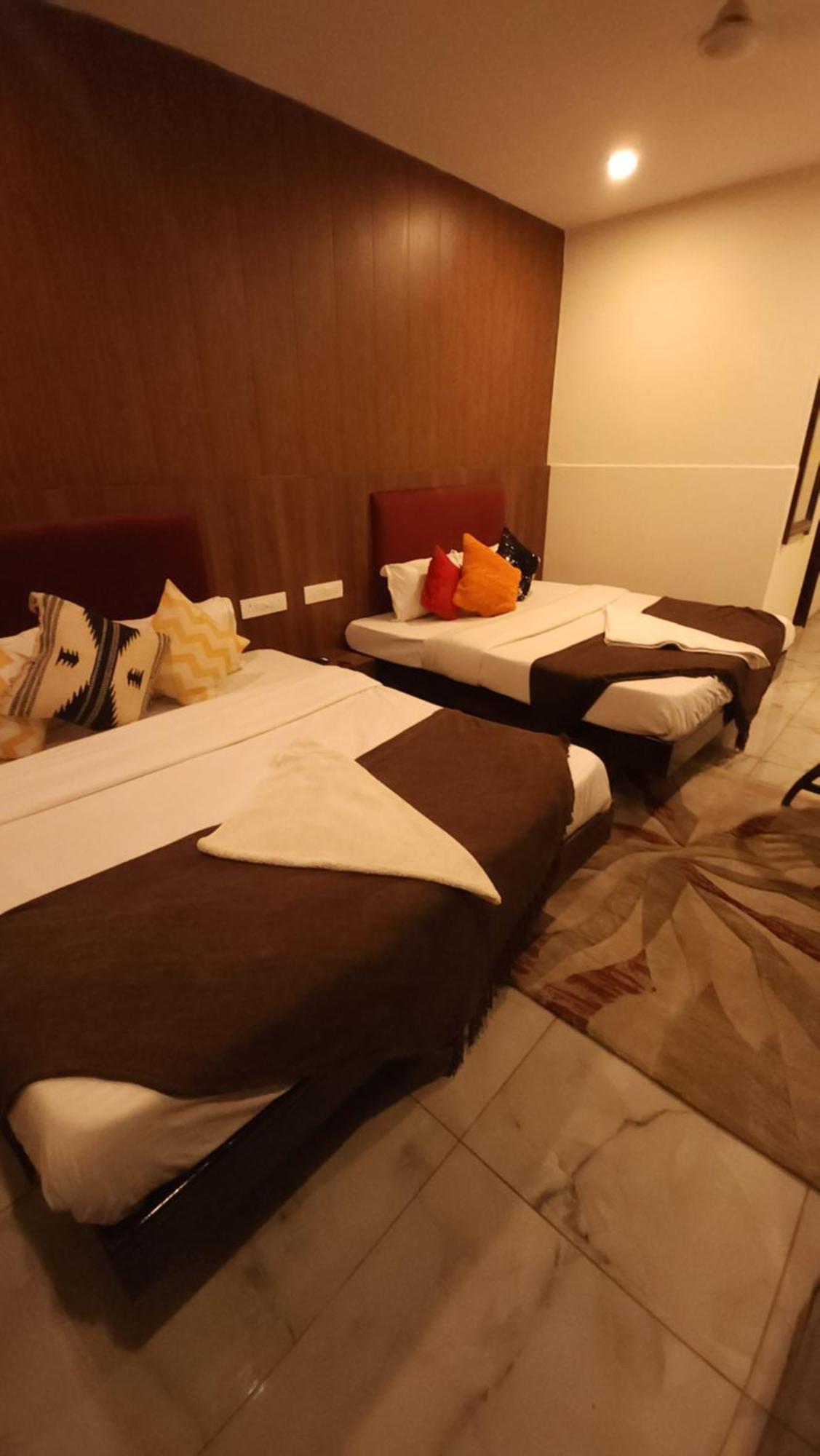 Hotel Vrs Inns Chandīgarh エクステリア 写真